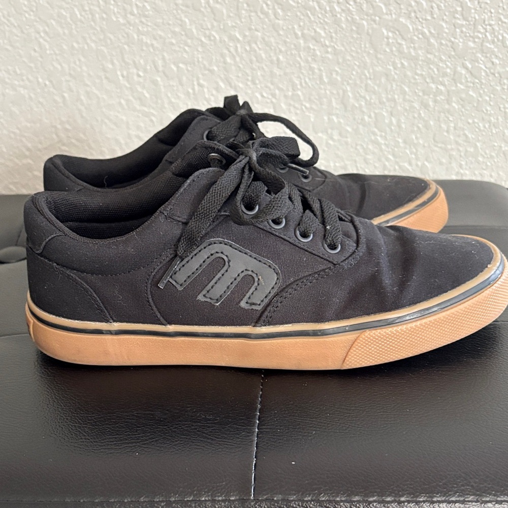 Etnies Men's Black and Tan Sneakers